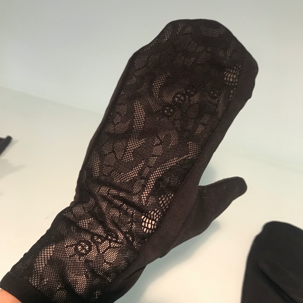 Lululemon Reflective Lace Mittens